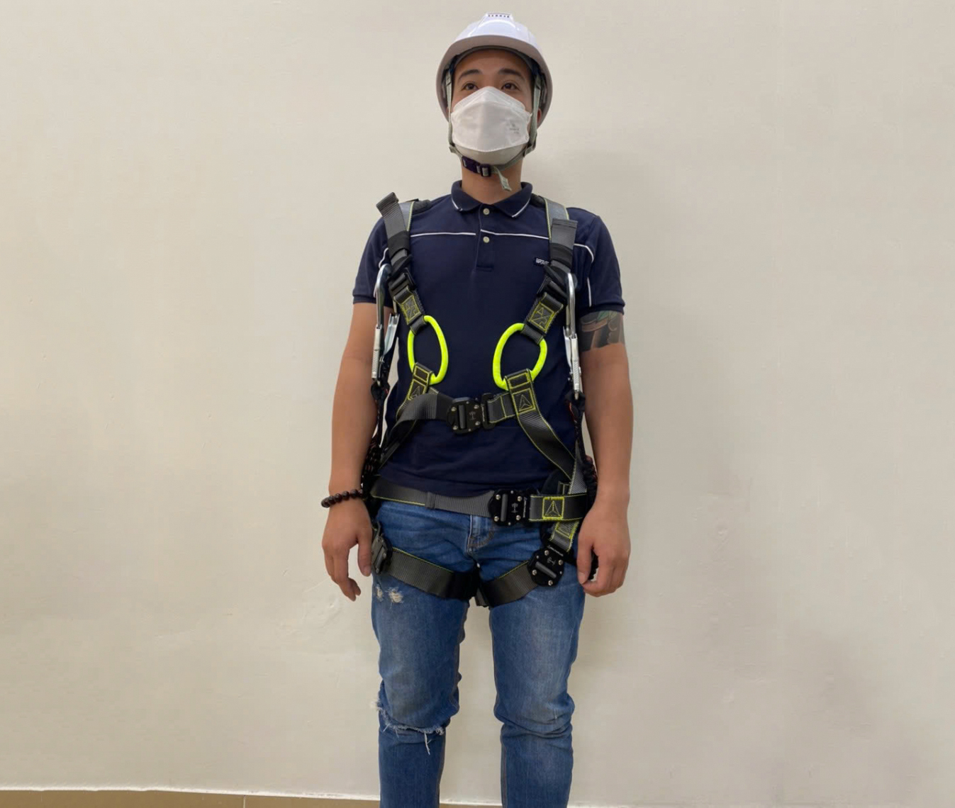 Luồn tay vào dây đai và điều chỉnh quai vai