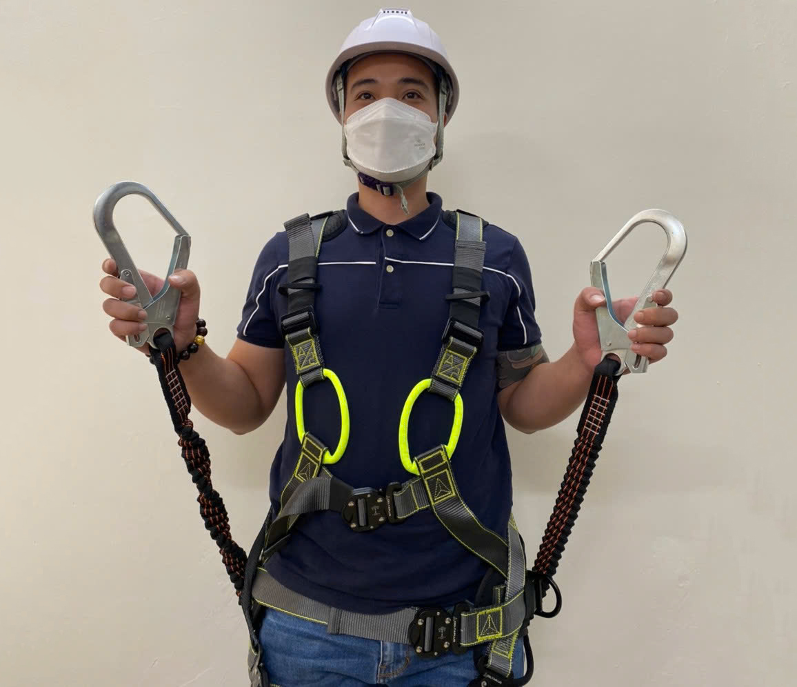 Gắn quai ngực và điều chỉnh đúng vị trí