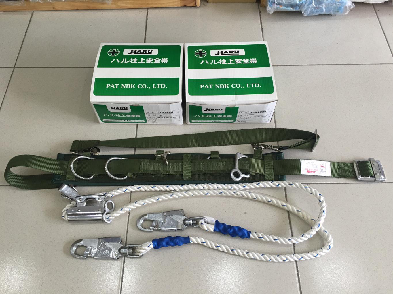 Gắn quai ngực và điều chỉnh đúng vị trí