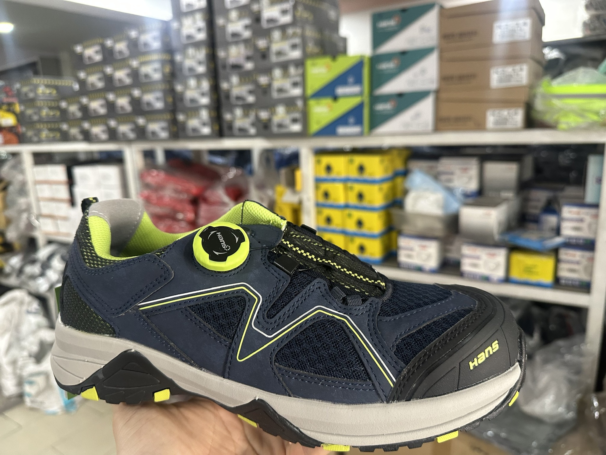 Giày bảo hộ lao động chống va đập